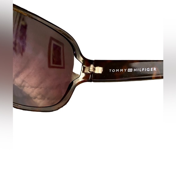 Tommy Hilfiger tortoise shell glasses - Picture 3 of 3